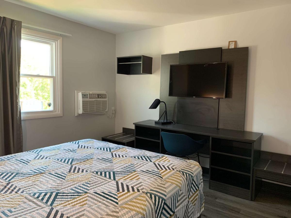 Studio 6 Rockford Luaran gambar